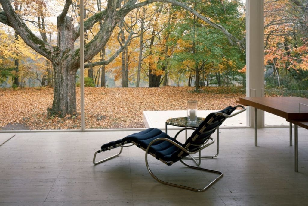 Mies van der Rohe's classic modernist Farnsworth House